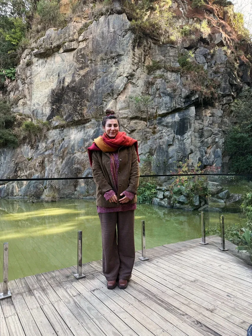 Sarah contemplando a natureza